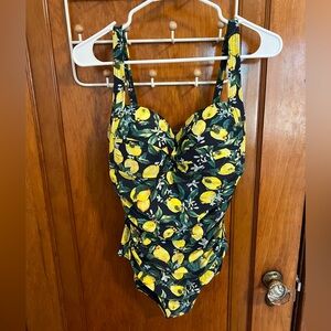 Size 10 Ruched Swimsuit with lemons on it